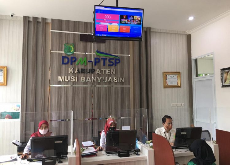 Pegawai DPMPTSP Kabupaten Muba tengah melayani warga yang mengurus perizinan baru-baru ini. (fornews.co/humas pemkab muba)
