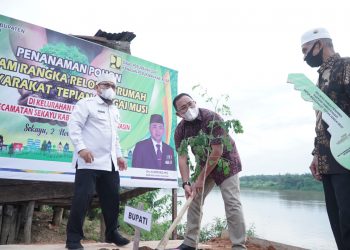 Bupati Muba Dodi Reza Alex menanam pohon di bantaran Sungai Musi menandai program relokasi warga di bantaran sungai ke tempat lebih aman, Senin (02/11). (fornews.co/humas pemkab muba)