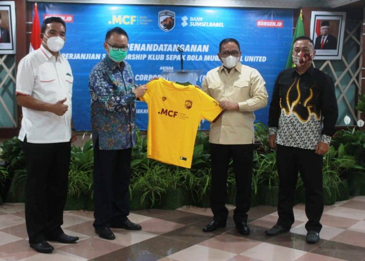 Bupati Muba yang juga Pembina Babel Muba United Dodi Reza Alex memberikan jersey kepada Direktur Pemasaran Bank Sumsel Babel Antonius Prabowo Argo usai penandatangan kerja sama sponsorship BSB kepada klub Babel Muba United, Selasa (03/11). (fornews.co/media officer babel muba united)