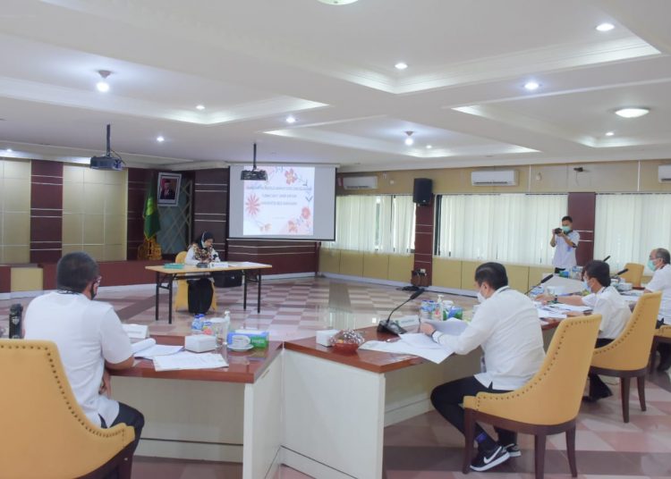 Salah seorang peserta Seleksi Pengisian Jabatan Administrator RSUD Sekayu menjalani uji presentasi makalah dan wawancara di hadapan tim penguji di auditorium Pemkab Muba, Rabu (04/11). (fornews.co/humas pemkab muba)