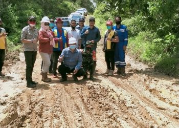 Camat Jirak Jaya Yudi Suhendra bersama perwakilan perusahaan saat meninjau lokasi jalan rusak yang akan diperbaiki, Rabu (04/11). (fornews.co/humas pemkab muba)