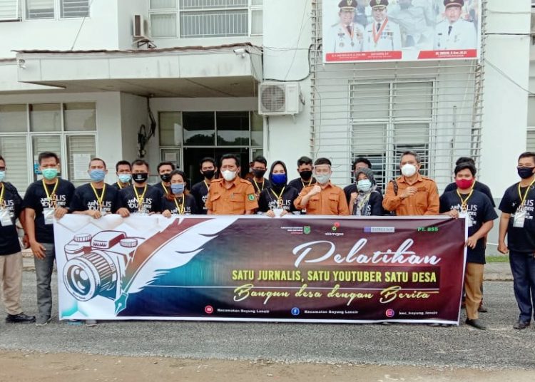 Camat Bayung Lencir M Imron berfoto bersama peserta pelatihan jurnalis dan YouTuber desa, Kamis (05/11). (fornews.co/humas pemkab muba)