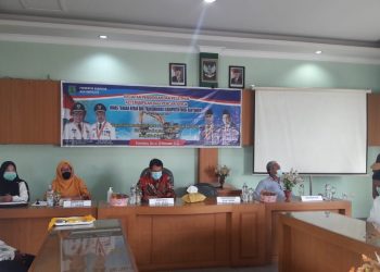 Kepala Disnakertrans Kabupaten Muba Mursalin menyampiakna laporan pada pembukaan Pelatihan K3 dan Sertifikasi Operator Pesawat Angkat Angkut Jenis Excavator bagi Pencari Kerja Kabupaten Musi Banyuasin, di Hotel Grand Amallia Palembang, Jumat (06/11). (fornews.co/humas pemkab muba)