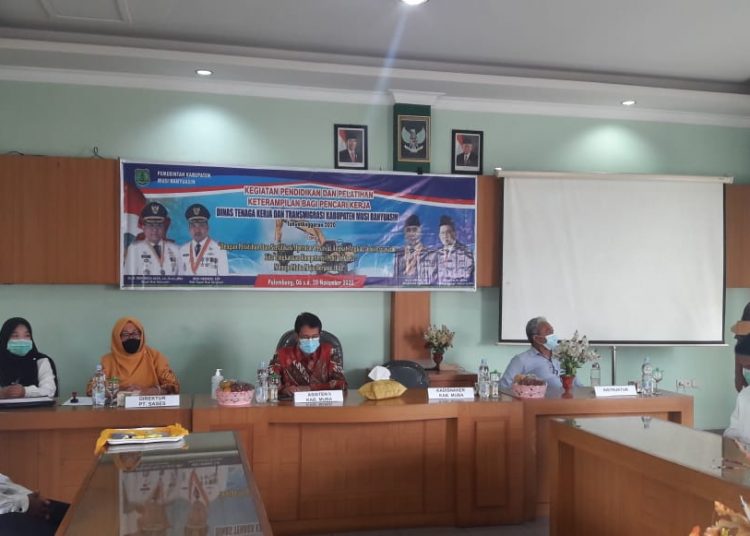 Kepala Disnakertrans Kabupaten Muba Mursalin menyampiakna laporan pada pembukaan Pelatihan K3 dan Sertifikasi Operator Pesawat Angkat Angkut Jenis Excavator bagi Pencari Kerja Kabupaten Musi Banyuasin, di Hotel Grand Amallia Palembang, Jumat (06/11). (fornews.co/humas pemkab muba)