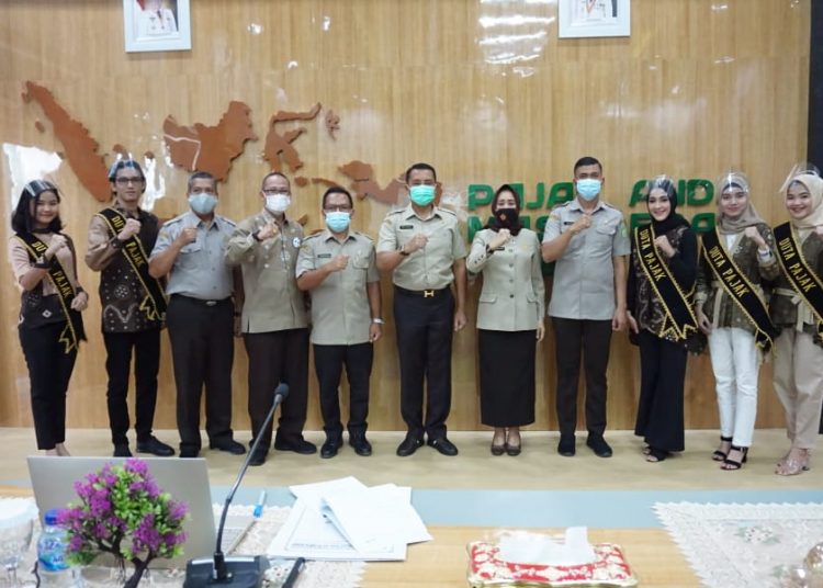 Kepala BPPRD Muba Riki Junaidi saat melaunching program Duta Pajak Daerah bersama lima Duta Pajak terpilih, Jumat (06/11). (fornews.co/humas pemkab muba)