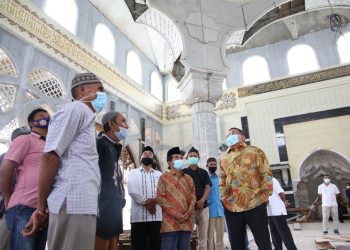 Bupati Muba Dodi Reza Alex meninjau pembangunan Masjid H Abdul Kadim di Dusun I, Desa Epil, Kecamatan Lais, Kabupaten Muba, Minggu (08/11). (fornews.co/humas pemkab muba)
