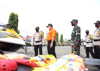Bupati Muba Dodi Reza Alex didampingi Kapolres Muba AKBP Erlin Tangjaya dan Dandim 0401 Muba Letkol ARH Faris Kurniawan meninjau kesiapan peralatan dalam Apel Pengecekan Personel dan Peralatan Penanggulangan Bencana Banjir, Tanah Longsor, dan Angin Puting Beliung di Wilayah Kabupaten Musi Banyuasin di halaman Mapolres Muba, Senin (09/11). (fornews.co/humas pemkab muba)