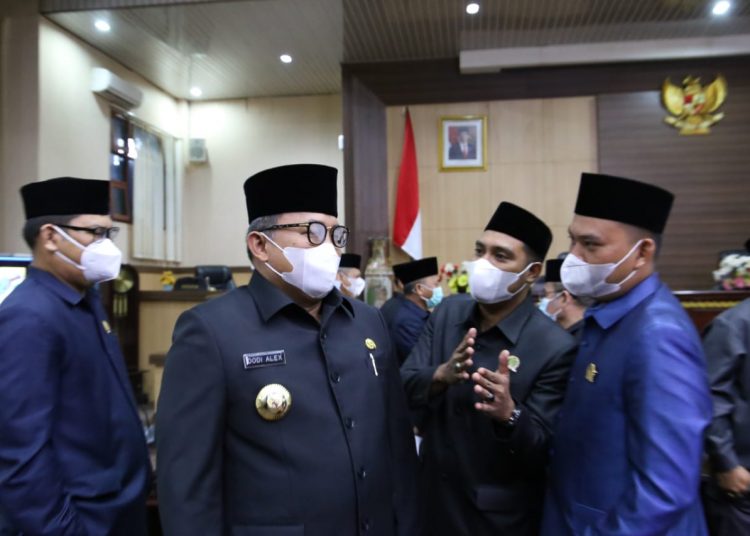 Bupati Muba Dodi Reza Alex berbincang dengan anggota DPRD Muba usai rapat paripurna penyampaian empat Raperda inisiatif eksekutif, Senin (09/11). (fornews.co/humas pemkab muba)