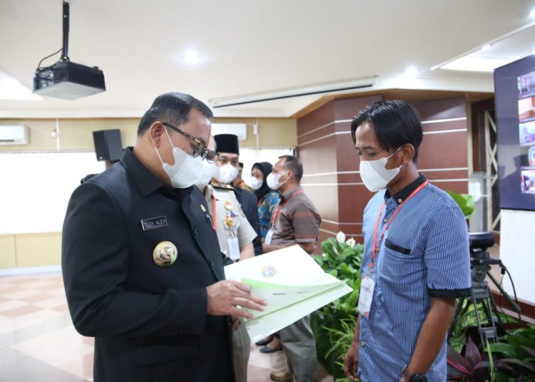 Bupati Muba Dodi Reza Alex memeriksa SHM sebelum diserahkan kepada pemiliknya, Senin (09/11). (fornews.co/humas pemkab muba)