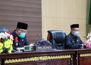 Wakil Bupati Muba Beni Hernedi mendengarkan Pemandangan Umum Fraksi-fraksi DPRD Muba terhadap empat Raperda inisiatif Pemkab Muba, Senin (09/11). (fornews.co/humas pemkab muba)