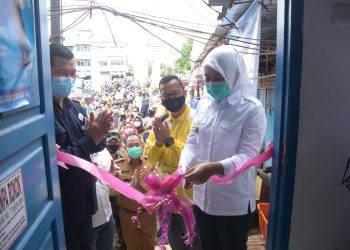 Wakil Wali Kota Palembang Fitrianti Agustinda memotong pita sebagai tanda resminya operasional Pojok Pasar di Pasar Km 5, Senin (09/11). (fornews.co/bakohumas palembang)