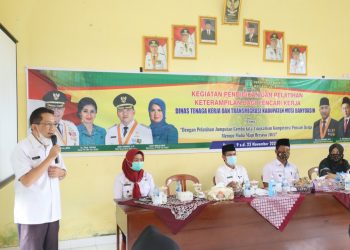 Kepala Dinas Tenaga Kerja dan Transmigrasi Kabupaten Muba Mursalin saat memberi sambutan pada pembukaan Pelatihan Kewirausahaan dan Jumputan Gambo Muba di Balai Desa Toman, Selasa (10/11). (fornews.co/humas pemkab muba)