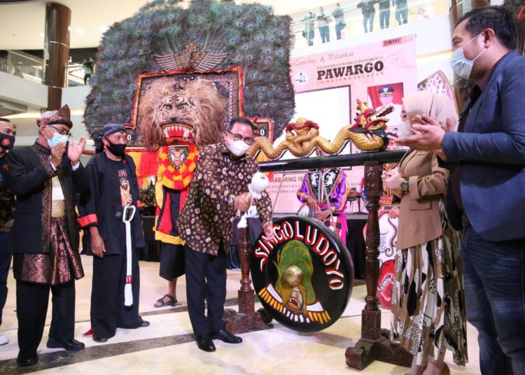 Bupati Muba Dodi Reza Alex memukul gong sebagai tanda peresmian Pawargo Sumsel di atrium OPI Mall Jakabaring, Selasa (10/11). (fornews.co/humas pemkab muba)
