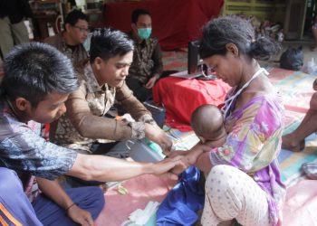 Petugas Dinas Dukcapil Kabupaten Muba melakukan pendataan SAD di Hutan Harapan, Desa Sako Suban, Kecamatan Batang Hari Leko, Jumat (06/11). (fornews.co/humas pemkab muba)