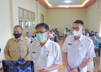 Asisten Bidang Perekonomian dan Pembangunan Setda Muba Yusman Sriyanto didampingi Plt Kepala Dispopar Muba M Fariz memberikan keterangan usai membuka Pelatihan Tata Kelola Destinasi Wisata Tahun 2020 di Hotel Permata Randik Sekayu, Selasa (10/11). (fornews.co/humas pemkab muba)