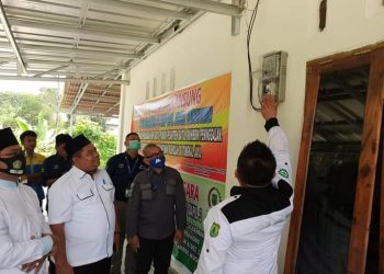 Direktur PT MEP Augie Bunyamin menghidupkan meteran listrik yang terpasang di Pondok Pesantren Baitul Muhibbin di Bedeng 7 Peninggalan, Kecamatan Tungkal Jaya, Selasa (10/11). (fornews.co/humas pemkab muba)