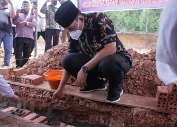 Wakil Bupati Musi Banyuasin Beni Hernedi melakukan peletakan batu pertama menandai pembangunan Pondok Pesantren Al Ma’arif di Kelurahan Babat Toman, Kecamatan Babat Toman, Rabu (11/11). (fornews.co/humas pemkab muba)