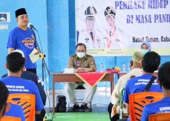 Wakil Bupati Muba Beni Hernedi saat memberikan pengarahan pada pembukaan Kampanye PHBS oleh Karang Taruna Muba di Gedung Serbaguna Kelurahan Mangun Jaya, Kecamatan Babat Toman, Rabu (11/11). (fornews.co/humas pemkab muba)