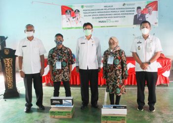 Asisten Bidang Perekonomian dan Pembangunan Setda Muba Yusman Sriyanto dan Kepala Dinas Koperasi dan UMK Muba Zulfakar berfoto bersama peserta pelatihan usai serah terima bantuan peralatan produksi usaha kuliner, Kamis (12/11). (fornews.co/humas pemkab muba) 