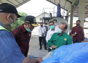 Sekretaris Dinas PUPR Muba Roilan menjelaskan mekanisme aspal karet kepada Ketua DPRD Provinsi Jambi, Kamis (12/11). (fornews.co/humas pemkab muba)