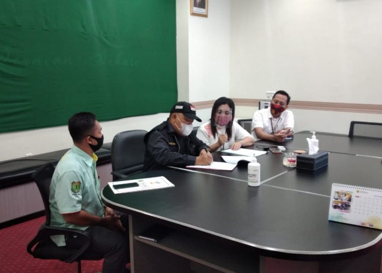 Plt Kepala Dinas Sosial Muba Ahmad Nasuhi menandatangani kerja sama dengan Bank BRI Cabang Sekayu untuk penyaluran bantuan kuota internet untuk mahasiswa di Muba, Kamis (12/11). (fornews.co/humas pemkab muba)