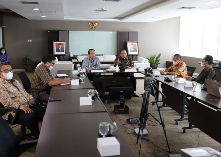 Bupati Muba Dodi Reza Alex bersama Kepala LKPP Roni Dwi Susanto dalam Rapat Koordinasi Perangkat Daerah dalam rangka Persiapan Pembentukan Katalog Elektronik Lokal Kabupaten Musi Banyuasin secara virtual di Kantor LKPP, Jakarta Selatan, Jumat (13/11). (fornews.co/humas pemkab muba)