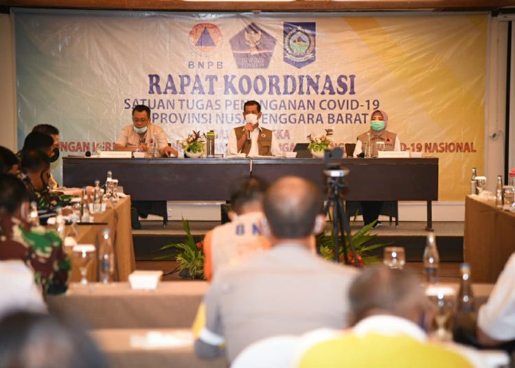 Ketua Satuan Tugas Penanganan COVID-19 Doni Monardo saat memberi pengarahan pada rapat koordinasi bersama Satgas COVID-19 di Provinsi Nusa Tenggara Barat yang digelar di Novotel Lombok Tengah, Jumat (13/11). (fornews.co/humas bnpb)