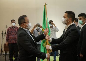 Ketua KADIN Sumsel Dodi Reza Alex menyerahkan bendera KADIN kepada M Akbar Alfaro yang dilantik sebagai Ketua KADIN Kota Palembang periode 2020-2025 di Hotel The Zuri Palembang, Sabtu (14/11). (fornews.co/humas pemkab muba)