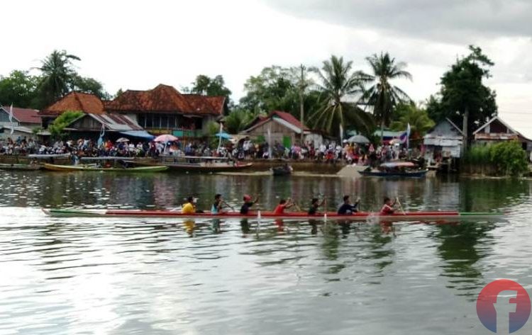 Tim bidar mini anak-anak meluncur pada perlombaan bidar mini Sungai Keramasan, Minggu (15/11). (fornews.co/yulia savitri)
