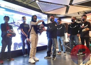 Area Manager Dealer Yamaha Thamrin Brother Robert Desrianto menyerahkan hadiah langsung helm full face ekslusif kepada salah seorang konsumen yang melakukan pembelian All New Aerox 155 Connected pada peluncuran di Palembang, Sabtu (14/11). (fornews/co/iwan setiawan) 
