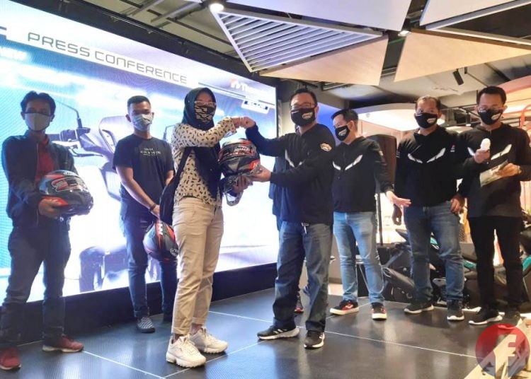 Area Manager Dealer Yamaha Thamrin Brother Robert Desrianto menyerahkan hadiah langsung helm full face ekslusif kepada salah seorang konsumen yang melakukan pembelian All New Aerox 155 Connected pada peluncuran di Palembang, Sabtu (14/11). (fornews/co/iwan setiawan)