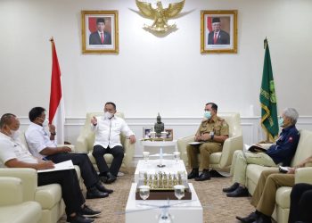 Bupati Muba Dodi Reza Alex saat menerima Kepala Dinas Lingkungan Hidup dan Pertanahan Provinsi Sumsel Edward Candra di Ruang Audiensi Bupati Muba, Senin (16/11). (fornews.co/humas pemkab muba)