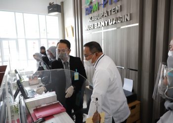Bupati Muba Dodi Reza Alex mendapat penjelasan dari petugas pelayanan publik DPMPTSP mengenai mekanisme pengurusan perizinan pada peresmian gedung pelayanan publik DPMPTSP Muba, Senin (16/11). (fornews.co/humas pemkab muba)