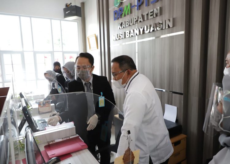 Bupati Muba Dodi Reza Alex mendapat penjelasan dari petugas pelayanan publik DPMPTSP mengenai mekanisme pengurusan perizinan pada peresmian gedung pelayanan publik DPMPTSP Muba, Senin (16/11). (fornews.co/humas pemkab muba)