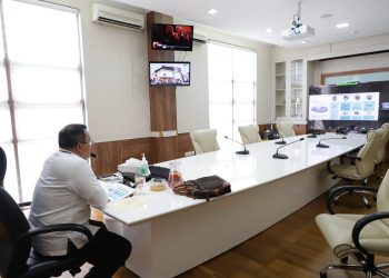 Bupati Muba Dodi Reza Alex saat memaparkan berbagai langkah pemberdayaan UMKM di Muba pada Government Roundtable Series 2 Episode 7 secara virtual yang diikuti dari Ruang Rapat Bupati Muba, Senin (16/11). (fornews.co/humas pemkab muba)
