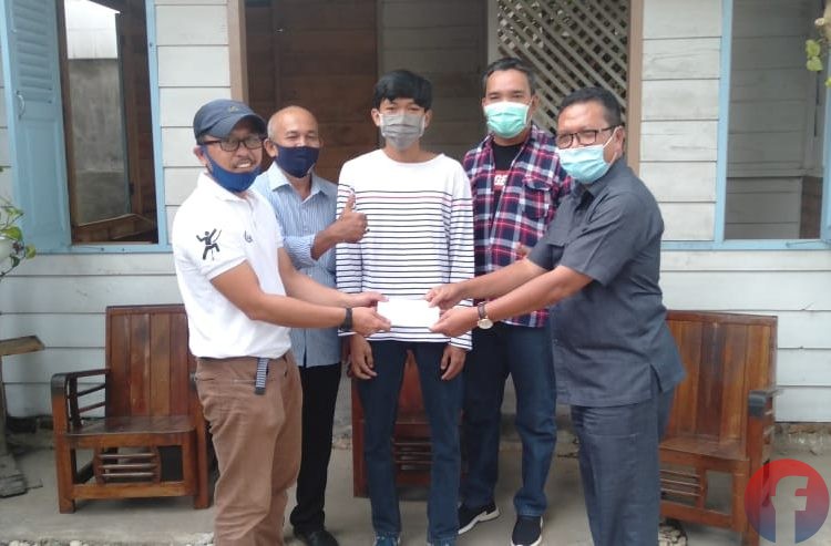 Ketua FPTI Sumsel Beni Hernedi menyaksikan penyerahan bantuan dari KONI Sumsel yang diserahkan Sekum KONI Sumsel Suparman Romans kepada Sekum FPTI Sumsel Rusman Afandi untuk biaya keberangkatan M Rizky Syiarafly S mengikuti Pelatnas panjat tebing di Bekasi, Jawa Barat, pada pelepasan di Sekret FPTI Sumsel, Selasa (17/11). (fornews.co/sidratul muntaha)