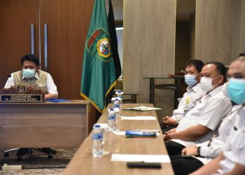 Gubernur Sumatra Selatan Herman Deru mengikuti arahan Presiden Joko Widodo dalam Rakornas terkait dengan Pengadaan Barang dan Jasa Pemerintah 2020 dari Hotel Excelton Palembang, Rabu (18/11). (fornews.co/humas provinsi sumsel)