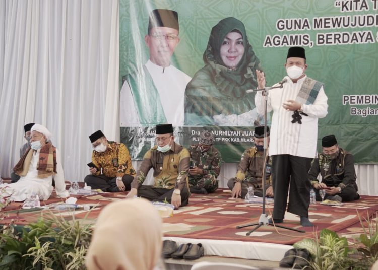 Kepala Kantor Wilayah Kemenag Sumsel Mukhlisuddin saat menyampaikan tausiah pada tablig akbar peringatan Hari Jadi ke-74 Kabupaten Muaraenim, Rabu (18/11). (fornews.co/kemenag sumsel)