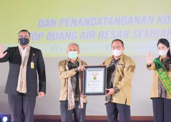 Bupati Muba Dodi Reza Alex dan Direktur Kesehatan Lingkungan Kementerian Kesehatan Republik Indonesia, dr Imran Agus Nurali menunjukkan piagam MURI yang diraih Pemkab Muba atas pembongkaran bong terbanyak, Kamis (19/11). (fornews.co/humas pemkab muba)