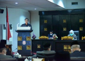 Wali Kota Palembang Harnojoyo menyampaikan RAPBD Kota Palembang Tahun 2021 pada rapat paripurna DPRD Kota Palembang, Jumat (20/11). (fornews.co/bakohumas palembang)