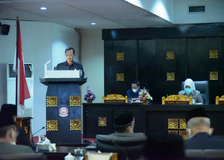 Wali Kota Palembang Harnojoyo menyampaikan RAPBD Kota Palembang Tahun 2021 pada rapat paripurna DPRD Kota Palembang, Jumat (20/11). (fornews.co/bakohumas palembang)