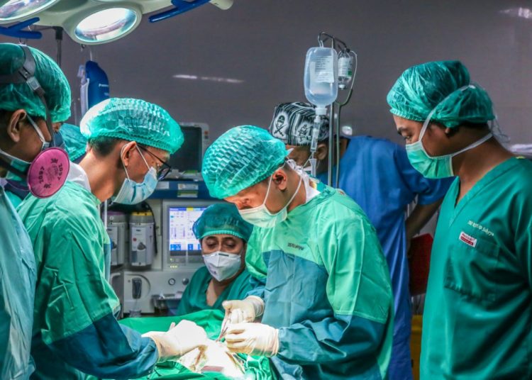 Tim dokter saat melakukan operasi jantung terbuka di RSUD Sekayu, Sabtu (21/11). (fornews.co/humas pemkab muba)
