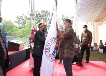 Bupati Muba Dodi Reza Alex saat melantik pengurus IKKA periode 2020-2025 di Palembang, Minggu (22/11). (fornews.co/humas pemkab muba)