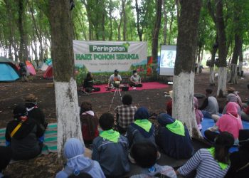 Sejumlah aktivis lingkungan dan pecinta alam berkumpul memperingati Hari Pohon Sedunia di Desa Selok Awar-awar, Kecamatan Pasirian, Kabupaten Lumajang, Sabtu (21/11). (fornews.co/ist)
