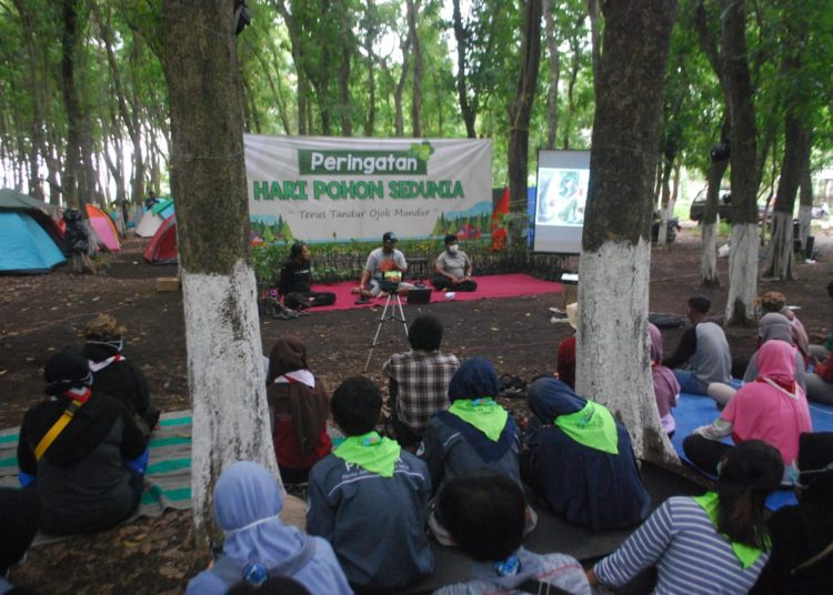 Sejumlah aktivis lingkungan dan pecinta alam berkumpul memperingati Hari Pohon Sedunia di Desa Selok Awar-awar, Kecamatan Pasirian, Kabupaten Lumajang, Sabtu (21/11). (fornews.co/ist)