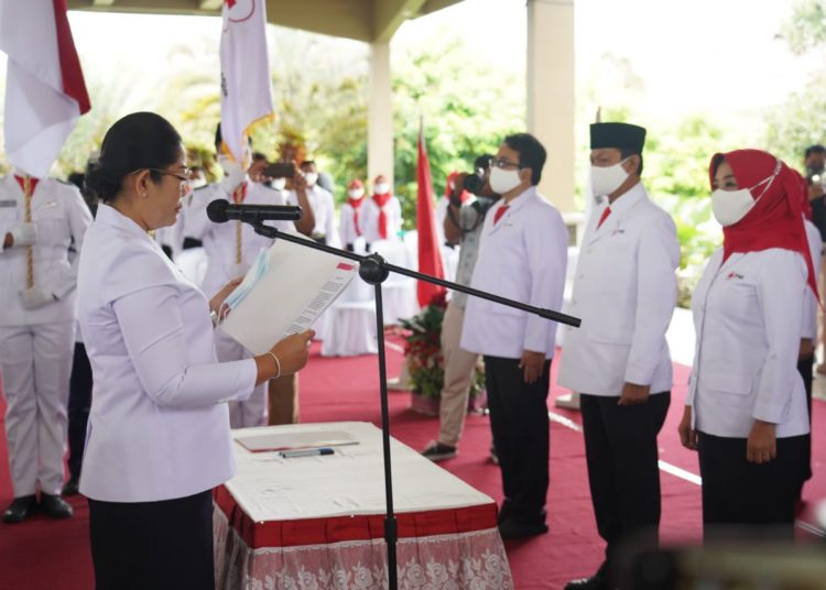 Ketua PMI Sumsel Febrita Lustia saat melantik kepengurusan PMI Kota Prabumulih masa bakti 2020-2025 yang dipimpin Suryanti Ngesti Rahayu Ridho, di Gedung Kesenian Rumah Dinas Wali Kota Prabumulih, Senin (23/11). (fornews.co/humas provinsi sumsel)