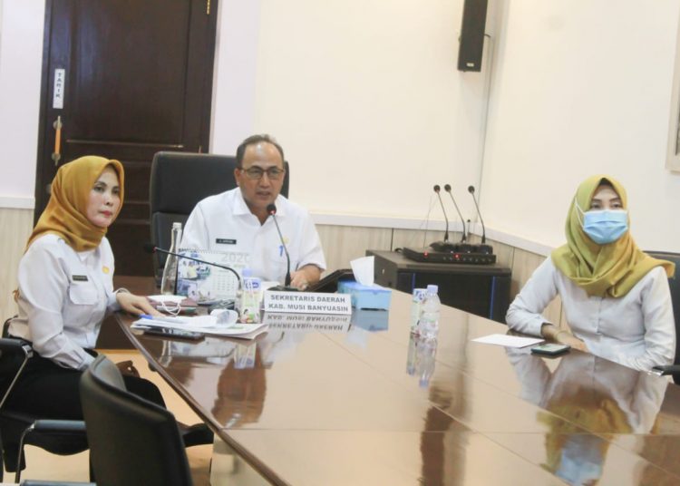 Sekda Muba saat membuka sosialisasi Implementasi Persandian untuk Pengamanan Informasi dan Penerapan Tanda Tangan Digital secara virtual dari ruang rapat Sekda Muba, Selasa (24/11). (fornews.co/humas pemkab muba)