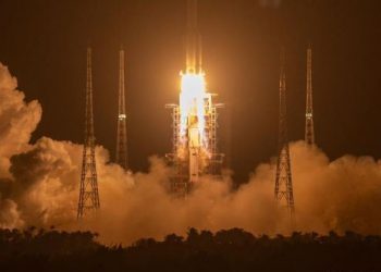 Pesawat Luar Angkasa Tanpa Awak Change’e 5 berhasil diluncurkan dari Situs Peluncuran Pesawat Luar Angkasa Wenchang di Pulau Hainan, Tiongkok selatan, pada 24 November 2020 waktu Beijing. (fornews.co/picture alliance/mark schielfelbein)