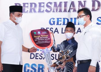 Wakil Bupati Muba Beni Hernedi secara simbolis menyerahkan kunci kepada kepala sekolah SD Negeri Balin, Desa Loka Jaya, Kecamatan Keluang, yang menandai telah selesai dan diresmikannya pembangunan gedung baru sekolah yang dibangun dengan menggunakan CSR PT Musi Banyuasin Indah, Selasa (24/11). (fornews.co/humas pemkab muba)