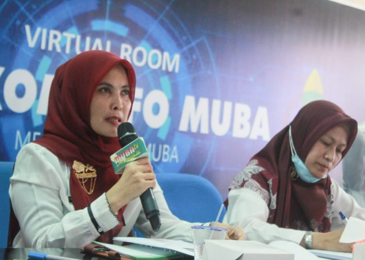 Sekretaris Dinas Kominfo Muba Nurzahrawati saat mengikuti Rapat Hasil Akhir Pekerjaan Aplikasi Satu Data Muba secara virtual dari Kantor Dinas Kominfo Muba, Rabu (25/11). (fornews.co/humas pemkab muba)
